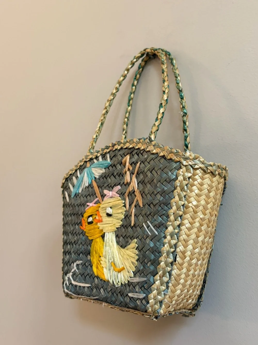 Vintage 1960s / 1970s Woven Straw Raffia Duckling Ducks with Umbrella Mini Purse - Picture 3 of 11